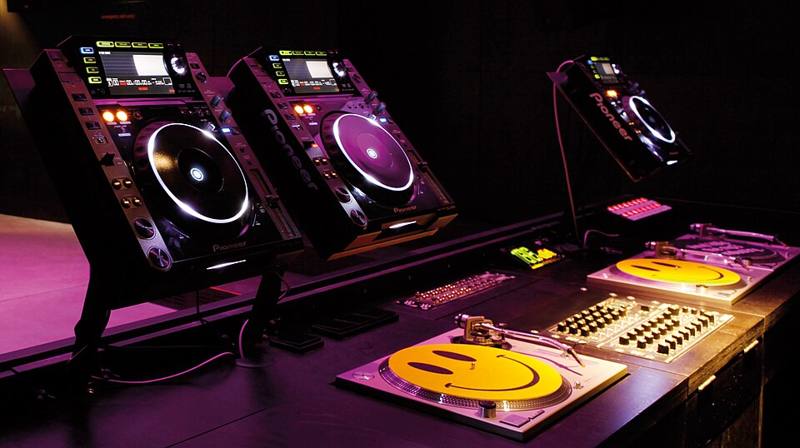A DJ media player with a large jog wheel